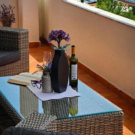 Laurus Διαμέρισμα Novi Vinodolski