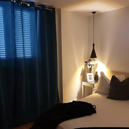 Laurus Apartment *