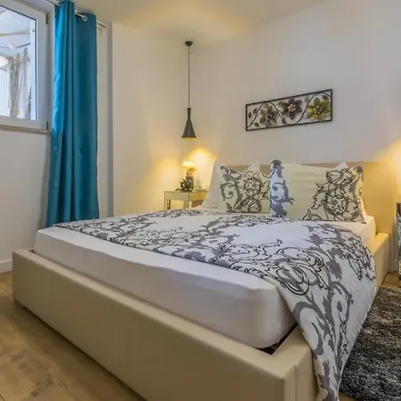 Laurus Apartment