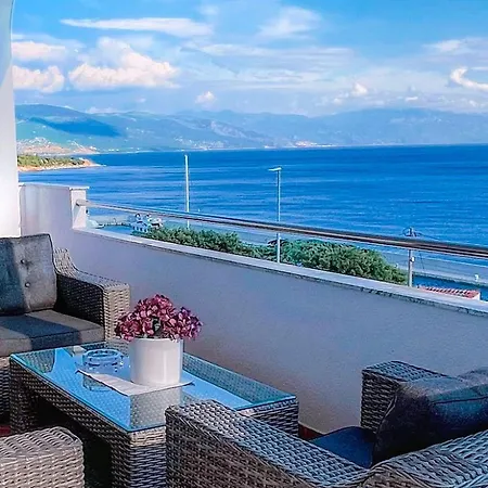 Laurus Apartment *