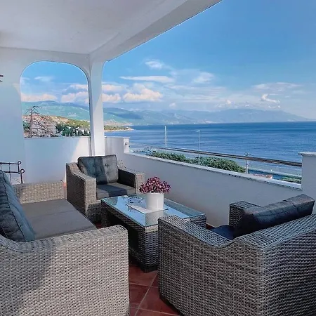 Laurus Apartment *